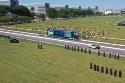 
O pequeno grupo levou um trio eltrico ao local e entoaram gritos de "Dino, no"