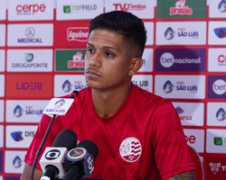 'Nos pede muita agressividade e chute ao gol', diz atacante do Nutico sobre orientaes de Mazola  (Gabriel Frana / CNC)