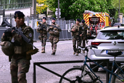 Militares franceses participam de um permetro de segurana prximo ao consulado do Ir em Paris, pois uma pessoa era suspeita de entrar no prdio com explosivos
