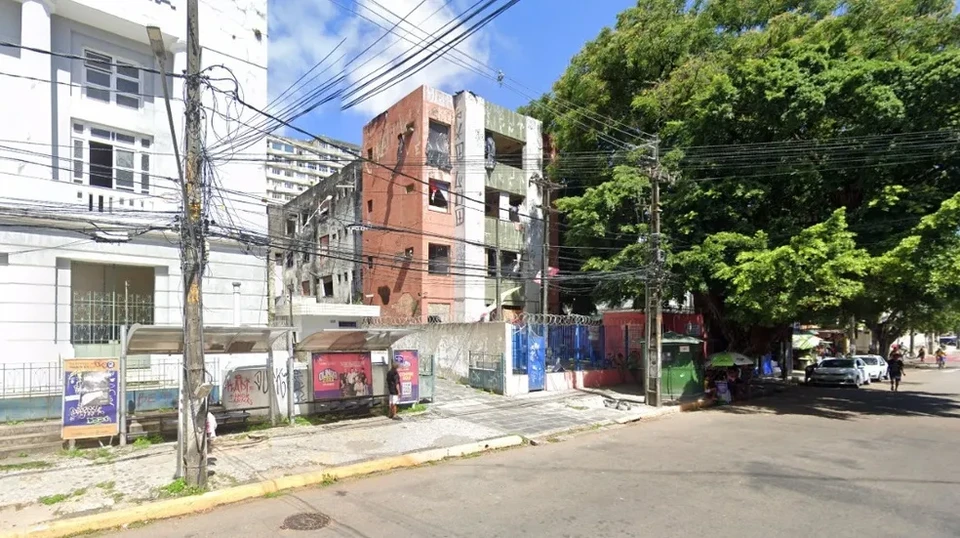 Prdio  ocupado por intregrantes do MTST-PE (Foto: Reproduo/Google Maps)