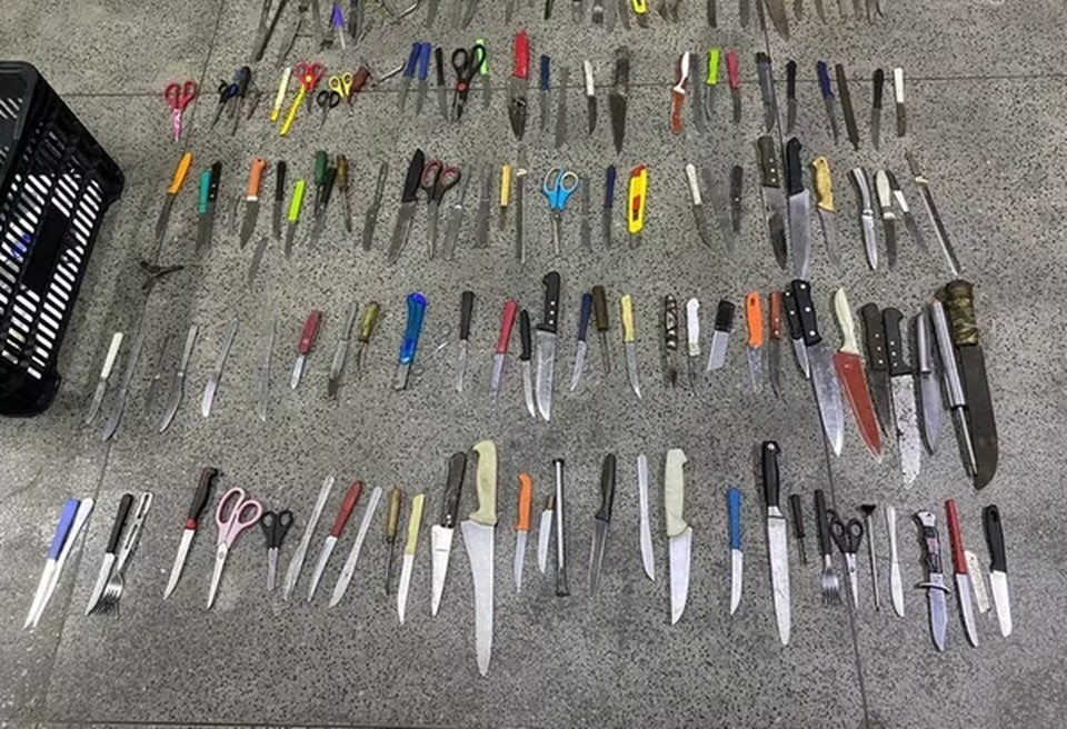 PM apreendeu ao menos 150 facas nos pontos de revista (Foto: PMRJ/Divulgao)