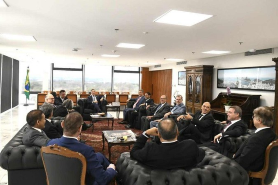 A reunio no gabinete de Barroso: entre os presentes, ministros do STF e os presidentes da Cmara, Arthur Lira, e do Senado, Rodrigo Pacheco (Crdito: Henrique Raynal/CC)