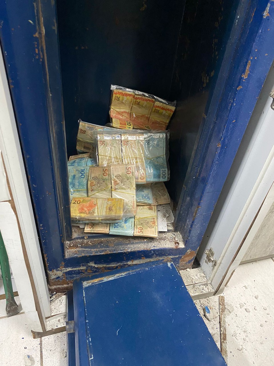 Os policiais apreenderam diversos malotes de dinheiro que esto seno contabilizados   (Foto: PCPE/Divulgao)