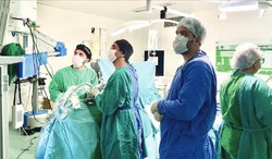  Cirurgia  filmada no Hospital Getlio Vargas e transmitida  em tempo real para profissionais da Amrica Latina e Europa  (Foto: SES-PE)