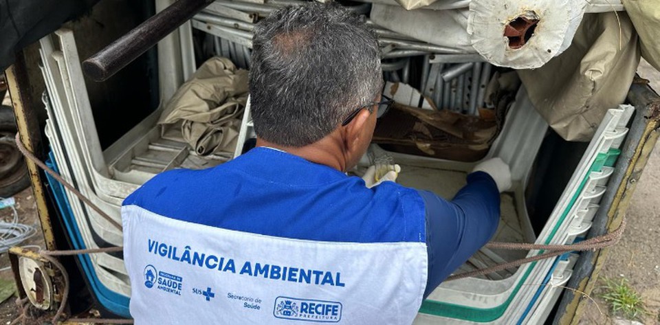 Pontos de reciclagem clandestinos podem ter focos de mosquito da dengue  (Foto: Prefeitura do Recife )