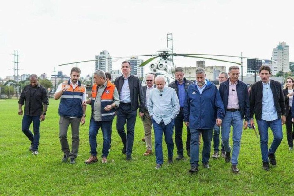 O presidente Luiz Incio Lula da Silva desembarcou na manh deste domingo na Base Area de Canoas, no Rio Grande do Sul, para acompanhar a pior enchente j registrada no estado do Sul (Foto: Reproduo/Redes Sociais)