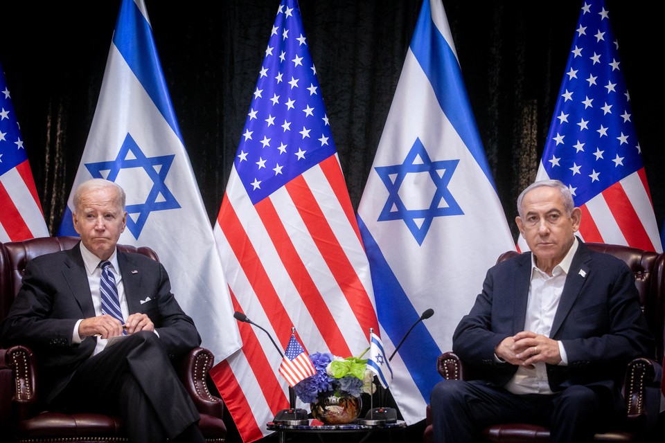 Joe Biden, presidente dos Estados Unidos, e Benjamim Netanyahu, primeiro-ministro de Israel (Foto: MIRIAM ALSTER / POOL / AFP)