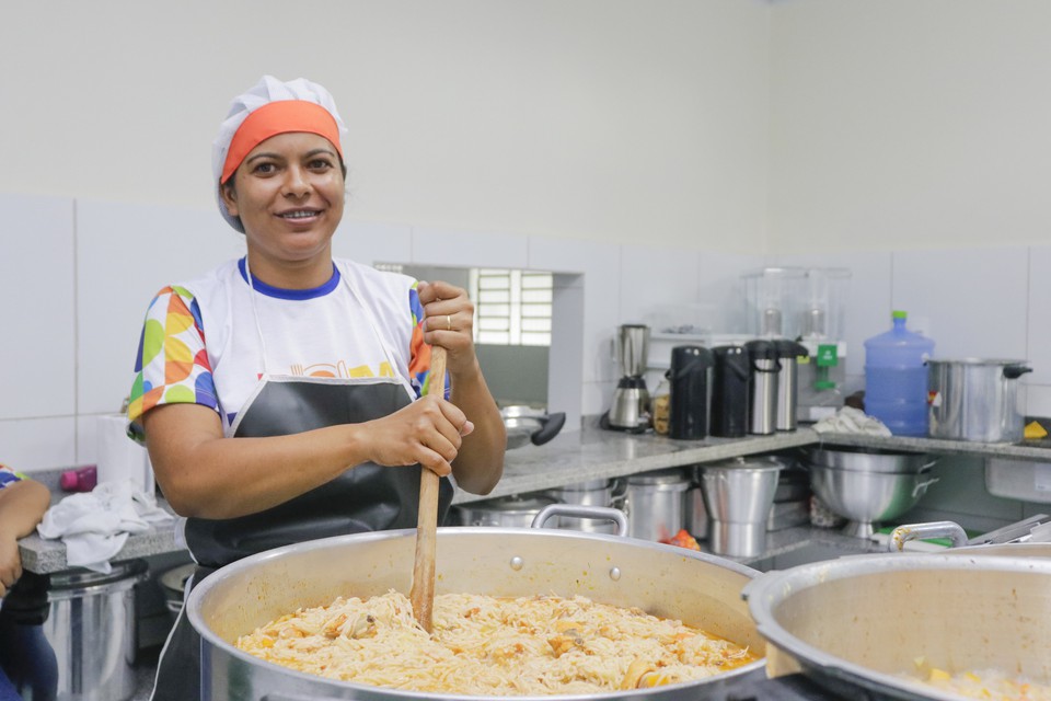 As atividades das Cozinhas Comunitrias vo alm de assegurar uma refeio saudvel para pessoas em vulnerabilidade (Foto: Divulgao/SAS)