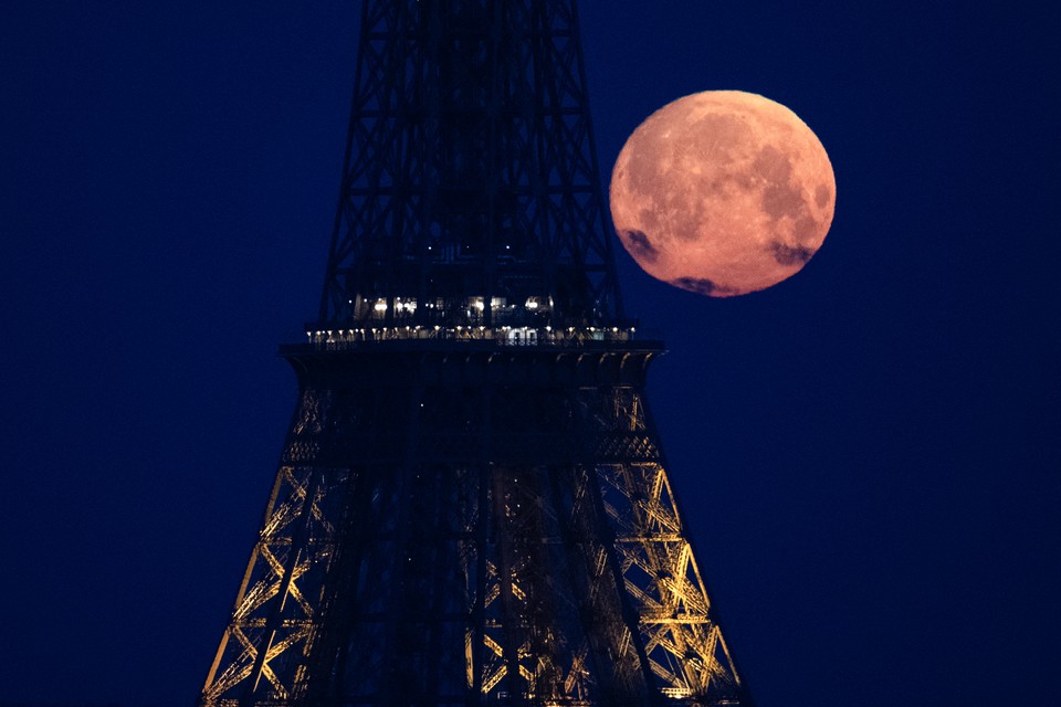 Fenmeno da "Lua Cheia Rosa" (Stefano RELLANDINI / AFP)