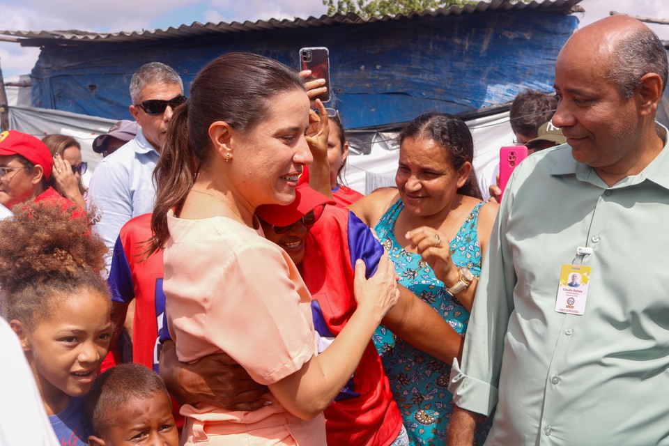 Raquel Lyra fez um momento de visitao  ocupao Maria Filipa, que ser contemplada nessa cesso de terras do Governo Estadual para a construo de moradias. (Foto: Marina Torres/DP)