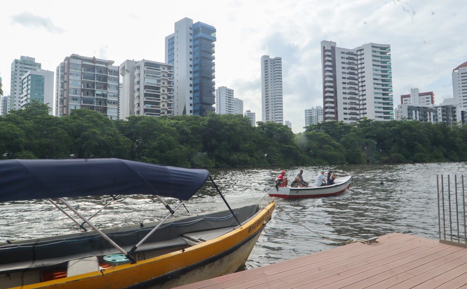 No Parque das Graas e no Jardim Baob, na Zona Norte do Recife, os passeios custam R$ 10  para adultos e R$ 5 para crianas e duram cerca de 15 a 20 minutos (Foto: Priscilla Melo/DP Foto)