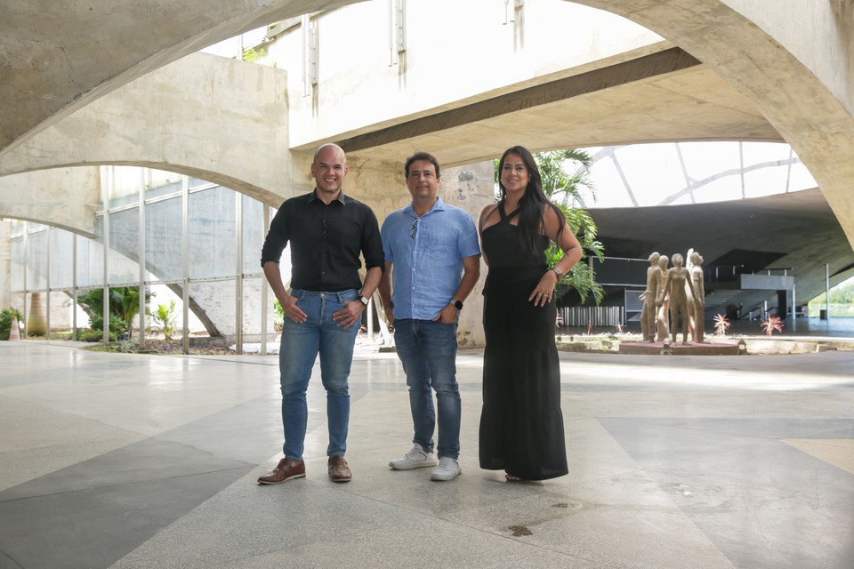 Carlos Vasconcelos (centro), CEO do Centro de Convenes, Rodrigo Sobral, gerente comercial, e Camila Linhares, gerente de operaes  (Rafael Vieira/DP)