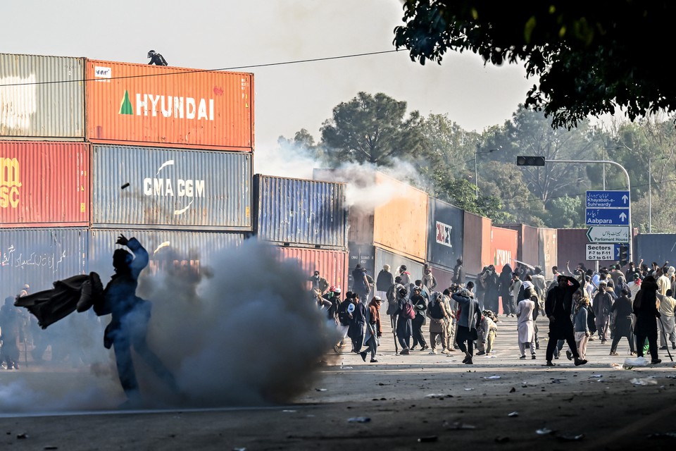 Policiais disparam bombas de gs lacrimogneo para dispersar apoiadores do partido Pakistan Tehreek-e-Insaf (PTI) durante um protesto exigindo a libertao do ex-primeiro-ministro Imran Khan (Foto: AAMIR QURESHIAFP/AFP)