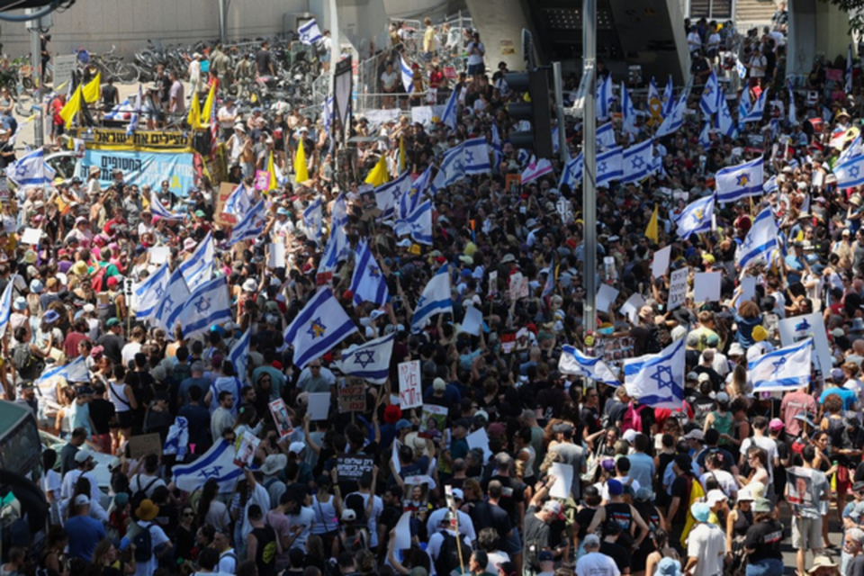 Famlias e apoiadores de refns israelenses mantidos por militantes palestinos na Faixa de Gaza (Crdito: Jack GUEZ / AFP)