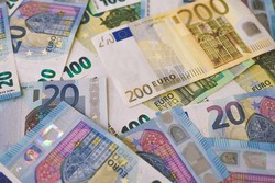 Euro registra menor valor em relação ao dólar desde 2002  (Foto: Ibrahim Boran/Unsplash)