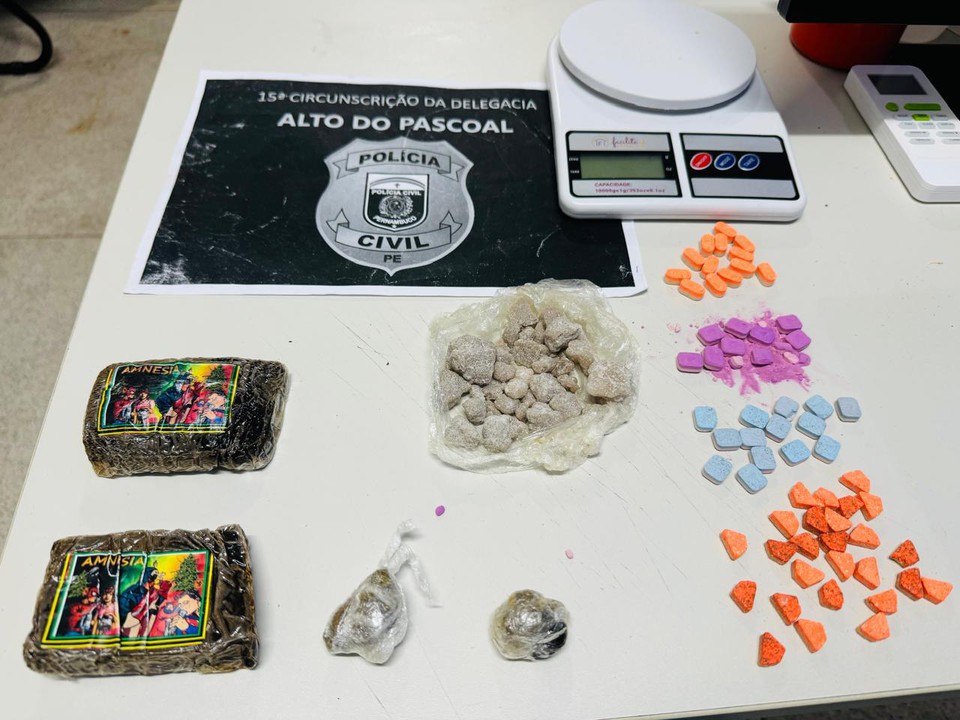 Drogas foram apreendidas com estudante, que est preso  (Foto: Polcia Civil)