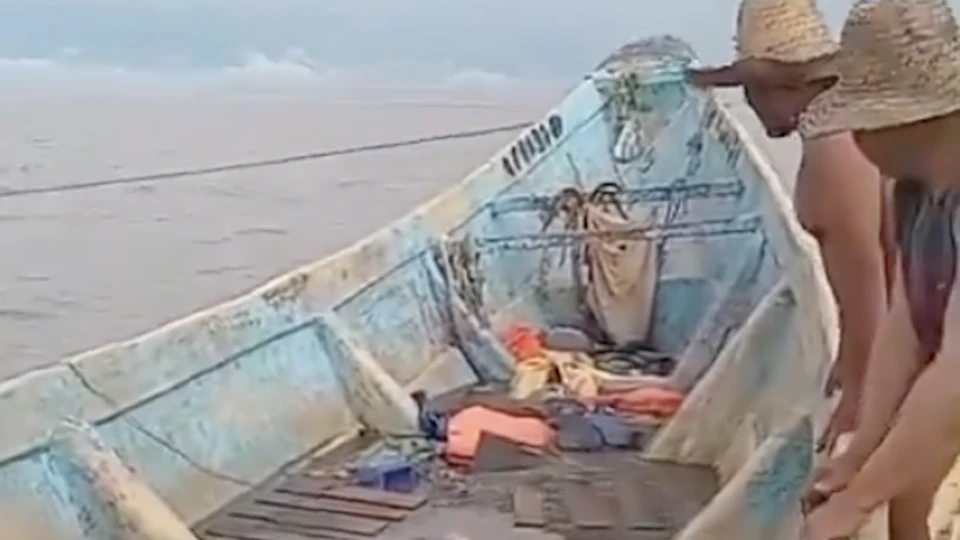 Embarcao foi encontrada por pescadores paraenses, com alguns corpos em decomposio, em um rio localizado na regio de Salgado, no nordeste do Par (Foto: Reproduo/Redes Sociais)