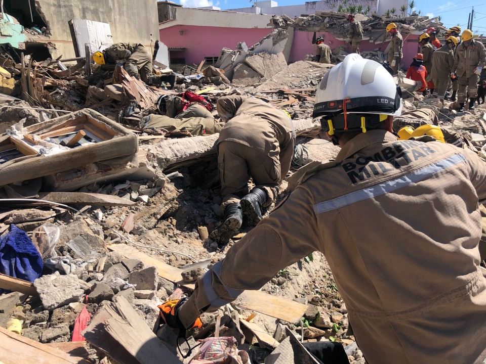 Bombeiros sumulam resgate em prdio depois de desabamento (Foto: Bombeiros)