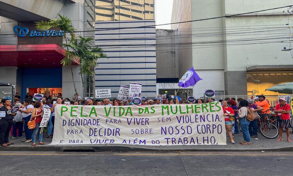 Os movimentos feministas convocaram toda comunidade para unir foras pelo direito  vida de todas as mulheres e para protestar contra um modelo de vida exploratrio e opressor (Foto: Priscilla Melo/DP foto)