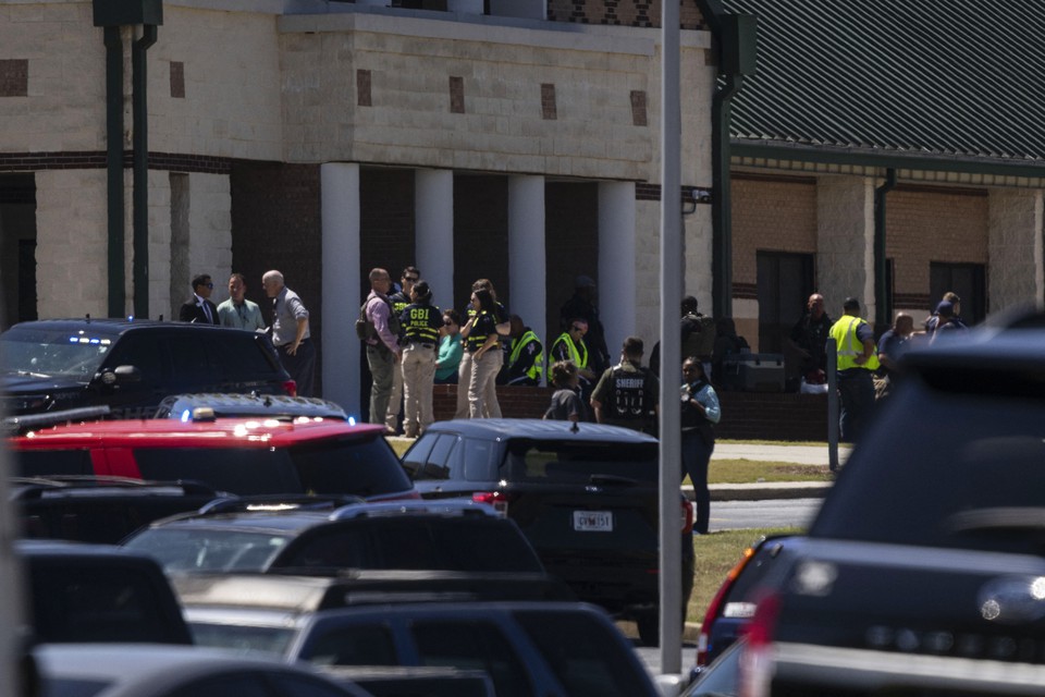 Autoridades policiais e socorristas respondem  Apalachee High School em Winder, Gergia (Foto: CHRISTIAN MONTERROSA / AFP
)
