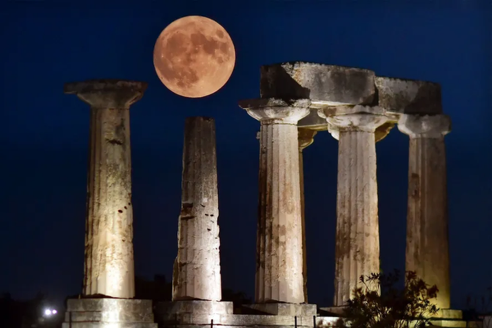 Superlua azul parece parece maior e mais brilhante (Crdito: Valerie Gauche / AFP)
