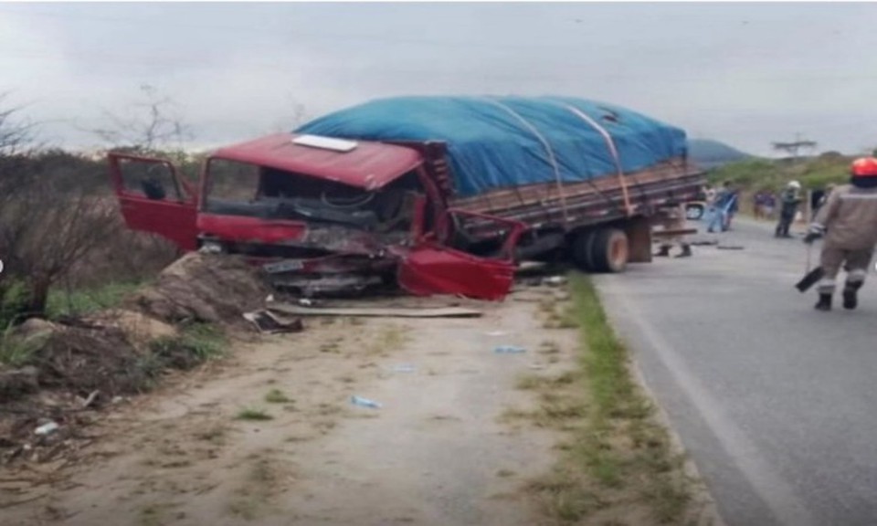 Os três ocupantes do caminhão foram socorridos com vida e levados para o Hospital Regional Dom Moura, em Garanhuns (Foto: Reprodução/Redes Sociais)