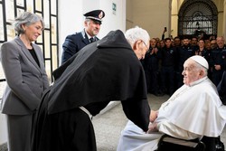 Papa Francisco visita priso no centro de Roma: "Rezo por vocs e por suas famlias"   (foto: HANDOUT/VATICAN MEDIA/AFP)