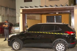 Policiais na frente da casa de adolescente que confessou ter matado a tiros os pais adotivos e a irm em SP
