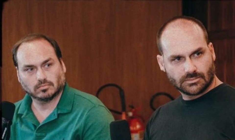 
Os irmos Carlos e Eduardo Bolsonaro (foto: Divulgao/Ao Conservadora)