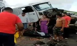 O motorista da van ficou  preso s ferragens. No  houve  mortos no local