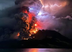Vdeo: vulco Ruang entra em erupo na Indonsia (foto: HANDOUT / CENTER FOR VOLCANOLOGY AND GEOLOGICAL HAZARD MITIGATION / AFP)