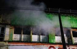 Incêndio de pequeno porte atinge parte superior de prédio na Rua Imperial (Chamas começaram por volta das 21h desta quarta-feira, em Afogados. Foto:Rafael Vieira/DP Foto.
 )