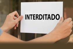 O espao considerado clandestino abrigava cerca de 20 pessoas e no tinha documentos, licenas ou alvars de funcionamento.
