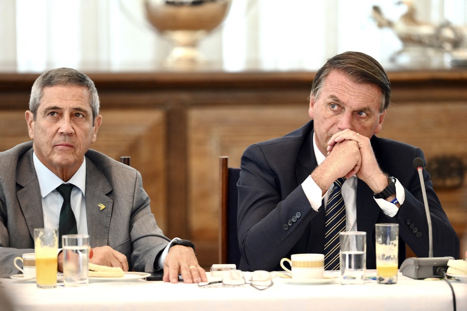 Jair Bolsonaro e Walter Souza Braga Netto (Foto: EVARISTO SA/AFP)