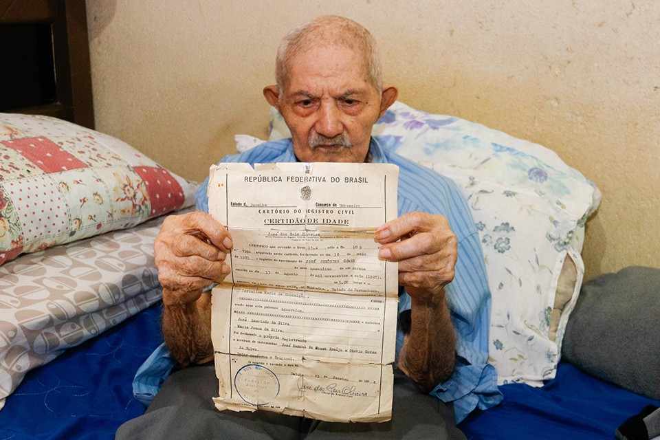 Seu Caju apresentou sua certidão de nascimento à reportagem do Diario (Foto: Marina Torres/DP Foto)