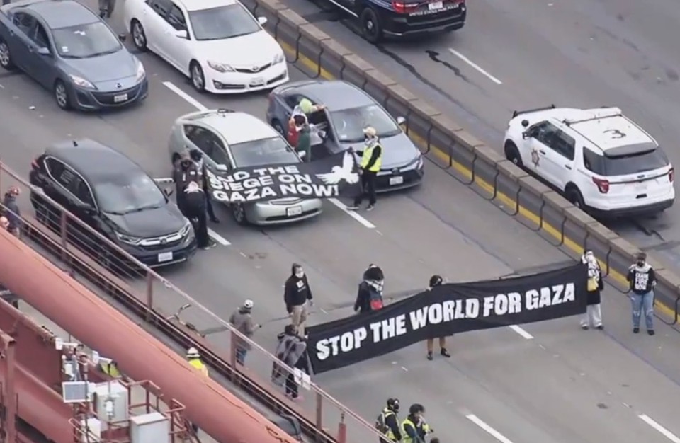 Os manifestantes exibiam cartazes com a mensagem "Parem o mundo por Gaza" (foto: Reproduo/Redes sociais )