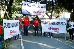 Trabalhadores fazem ato no Recife por fim da escala 6 por 1, reduo da jornada de trabalho e aumento da faixa de iseno do IR (Foto: Marina Torres/DP Foto)