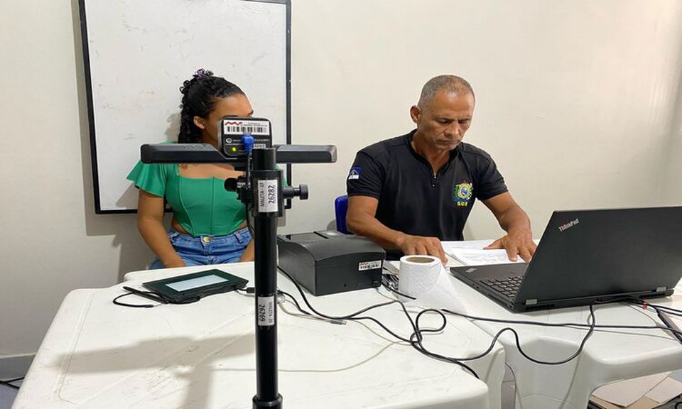 Alm das emisses de documentos, a Caravana tambm estar instruindo os jovens, com idade entre 15 e 29 anos, nos agendamentos para retirada do ttulo de eleitor. (Foto: Sudanabe/Paudalho)