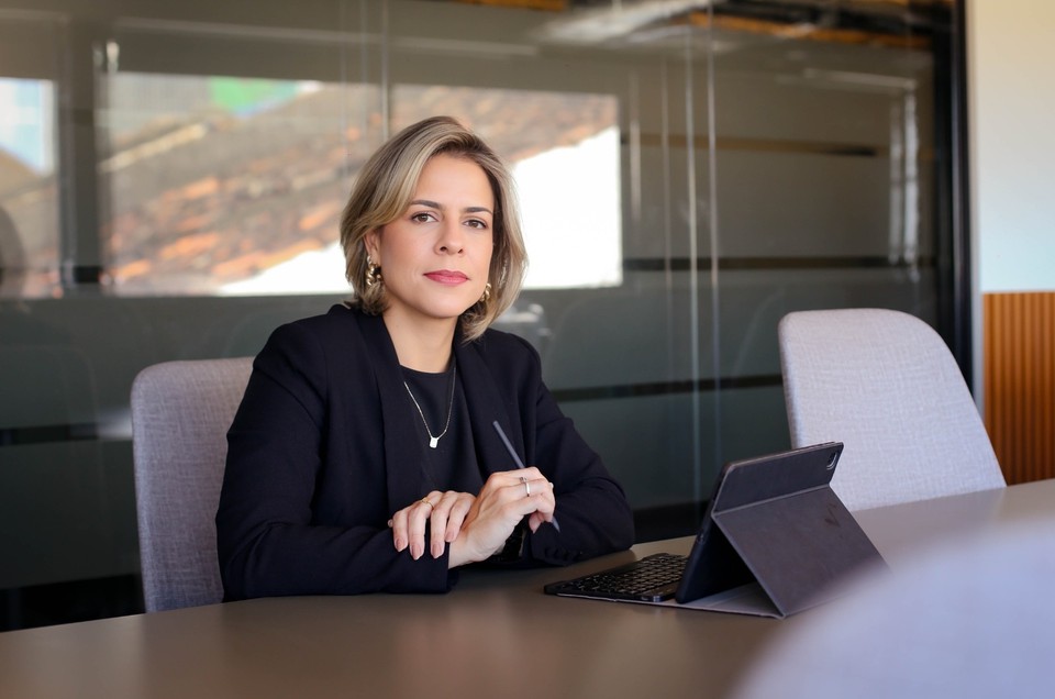 Celina Pessoa explica que  importante estar atento s clusulas contratuais (Divulgao)
