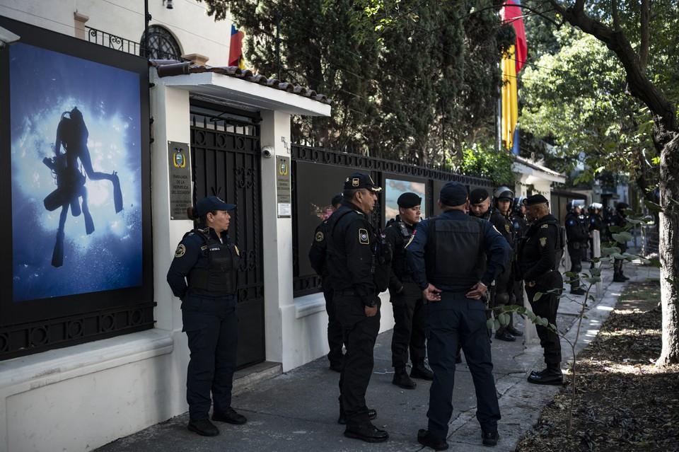 Policiais de choque e membros do corpo de polcia diplomtica montam guarda em frente  embaixada do Equador
 (Crdito: YURI CORTEZ / AFP)