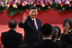 Apesar da repressão, Xi Jinping diz que "a democracia tem florescido" em Hong Kong (crédito: Selim Chtayty/AFP)
