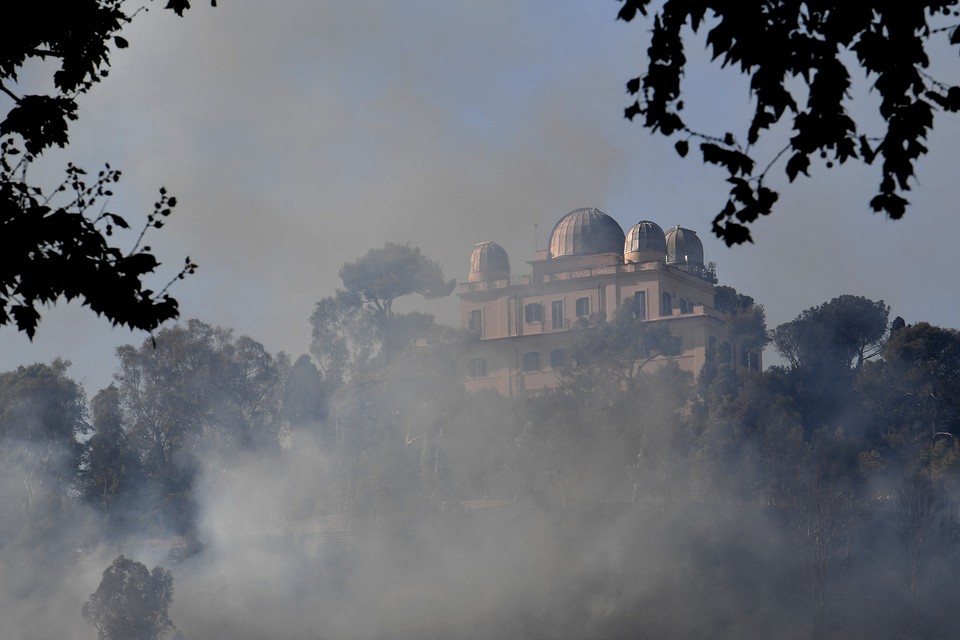 Fumaa sobe perto do observatrio astronmico quando um grande incndio eclodiu na rea de Monte Mario, em Roma (Foto: ISABELLA BONOTTO / AFP
)