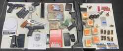 Suspeito de envolvimento em homicdios e trfico  preso com armas, munies, drogas e dinheiro (Foto: Divulgao )