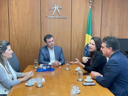 Em Braslia, governadora Raquel Lyra se rene com secretrio do Tesouro Nacional para tratar sobre novas operaes financeiras para o Estado (Foto: Divulgao )