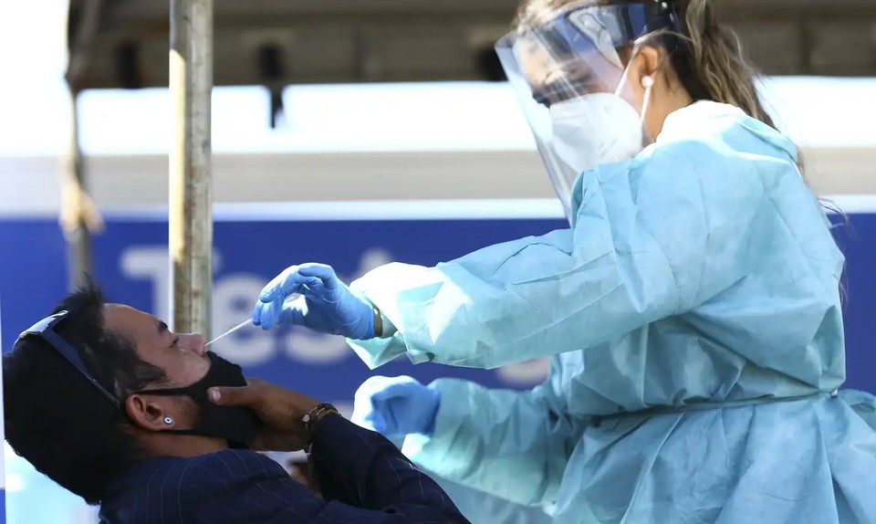 O novo coronavírus saiu dos holofotes após a chegada de diversos imunizantes, mas continua vitimando milhares de pessoas no país por mês (Foto: Marcello Camargo/Agência Brasil)