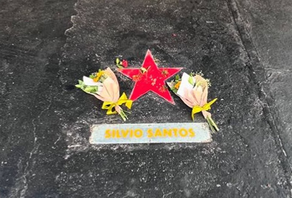Vaga de estacionamento que era utilizada por Silvio Santos no SBT, em So Paulo, recebeu flores (Foto: Michelle Barros/Redes Sociais)