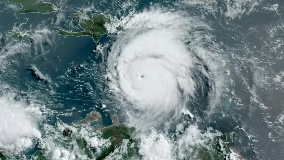 Furaco Beryl visto atravs de imagens de satlite (foto: Handout / NOAA/GOES / AFP)