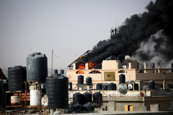 Fumaa espessa e preta sobe de um incndio em um prdio causado pelo bombardeio israelense em Rafah, no sul da Faixa de Gaza