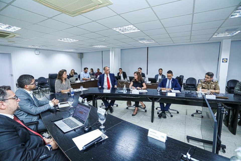 Governadora e integrantes das foras de segurana avaliaram dados  (Foto: Governo de Pernambuco)