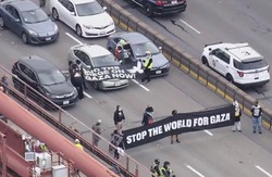 Os manifestantes exibiam cartazes com a mensagem "Parem o mundo por Gaza"